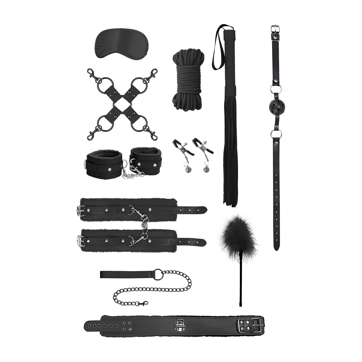 Всички части от комплект Ouch! Intermediate Bondage Kit в черно: превръзка за очи, въже, камшик, примка, white white белезници, нашийник с повод и перце, подредени върху бял фон