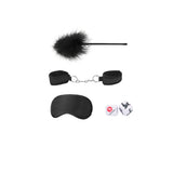 Комплект Ouch! Introductory Bondage Kit No 2 в черно: перце, меки белезници, превръзка за очи и две бели зарчета с илюстрации