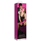 Розова кутия на комплект Introductory Bondage Kit #5 на Ouch! с модели в костюм и черно бельо, виждат се розова превръзка за очи и въже