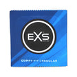 Синьо квадратно пакетче на кондом EXS с черно лого в кръг и надпис „Comfy Fit | Regular“ отпред