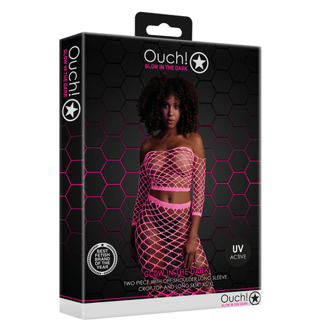 Черна кутия на Ouch! Glow in the Dark с модел в неоново розов мрежест кроп топ и дълга пола; надпис UV Active и размер XS/XL