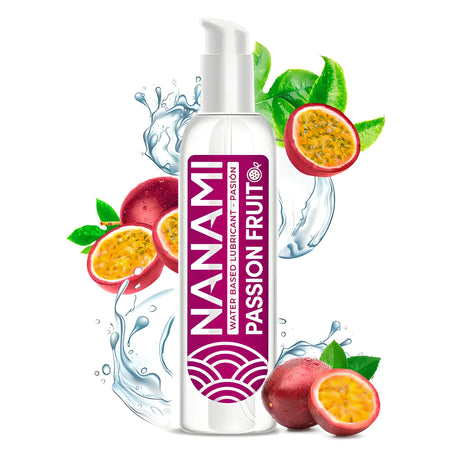 Бутилка с помпа Nanami Passion Fruit, водна основа, с лилав етикет, заобиколена от пресни маракуя и пръски вода
