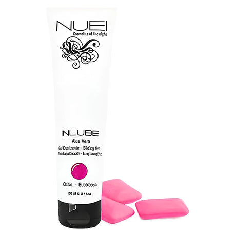 Лубрикант Nuei Inlube с алое вера в бяла туба с надпис „Chicle · Bubblegum“, до нея три розови дъвки
