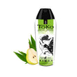 Прозрачна бутилка Shunga Toko Aroma 165 мл с черна капачка и зелен етикет с ястие от круша и зелен чай, до половин круша и листа