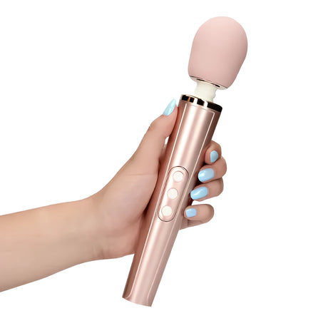 Масажор Loveline Rose Pink в ръка със сини нокти – показва размера на уреда, розовата глава и трите бутона на дръжката