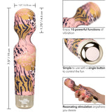 Масажор Naughty Bits WTF Wand с розов животински принт и размери 19 см височина, 3,75 см ширина на главата; инфографика с бутон и ръка