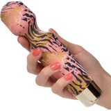 Масажор Naughty Bits WTF Wand To Fuck на California Exotic с розов животински принт и златист край, държан в ръка