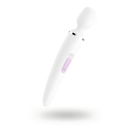 Масажор Satisfyer Wand-er Woman в бяло с хромиран пръстен и лилав панел с бутони, наклонен на бял фон със сянка