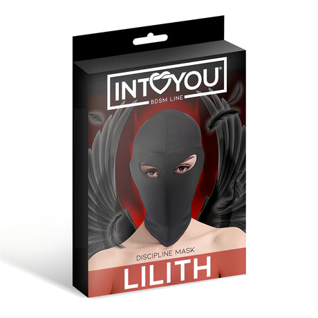 Черна кутия на маска Lilith на IntoYou, линия BDSM, с модел в черна текстилна качулка с отвори за очите и тъмни криле зад него