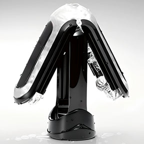 Мастурбатор Tenga Flip Zero BLACK в черно, отворен във V-образна форма, с видима прозрачна вътрешна част и капки течност