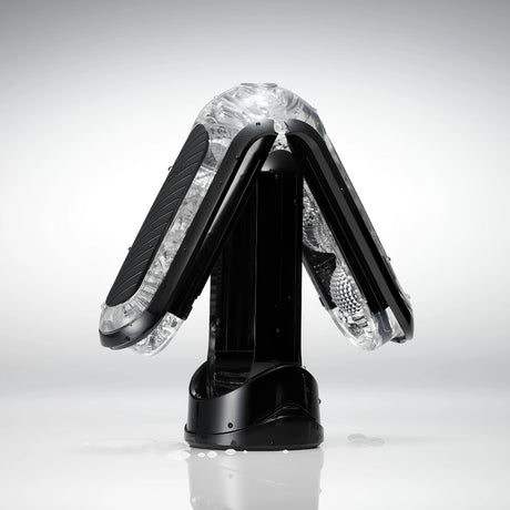 Tenga Flip Zero BLACK в отворено положение върху черна стойка: черни панти и прозрачен гелен корпус със светъл фон