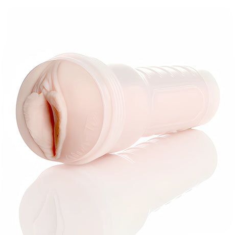 Мастурбатор Fleshlight Alexis Texas в бежов цвят, поставен настрани върху отразяваща повърхност, с поглед към входа на ръкава