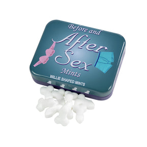 Синя метална кутийка с надпис „Before and After Sex Mints“ и бели ментови бонбони с форма на пенис, разсипани пред нея