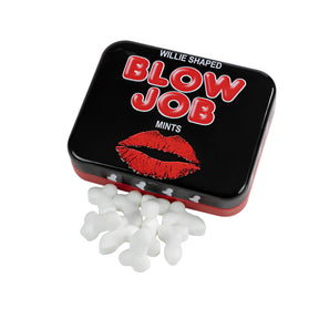 Черна метална кутийка Blow Job Mints с червени букви и устни, а пред нея са разпръснати бели ментови бонбони в забавна форма