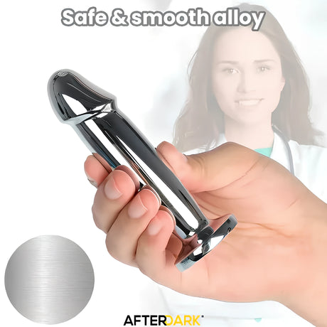 Метален анален разширител размер M, държан в ръка за мащаб; надпис „Safe & smooth alloy“, мостра от метала и жена в бяла престилка на фона