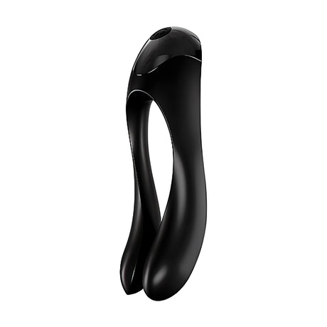 Мини вибраторът Satisfyer Candy Cane в черно, сниман отстрани и леко отпред: виждат се отворът за пръст и бутонът най-отгоре