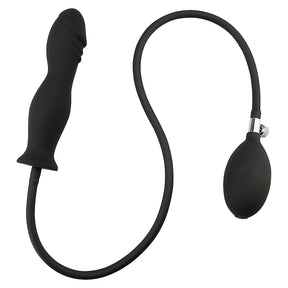 Erospace Wild Play C6 – черен силиконов надуваем анален разширител с дълъг маркуч, метален вентил и помпа-круша, на бял фон