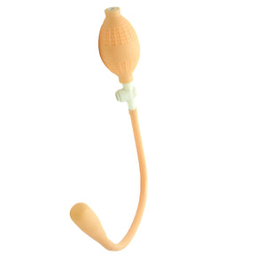 Надуваем анален разширител Simply Anal Balloon на Sevencreations – телесен цвят, с помпичка, бяла клапа и гъвкав маркуч, на бял фон