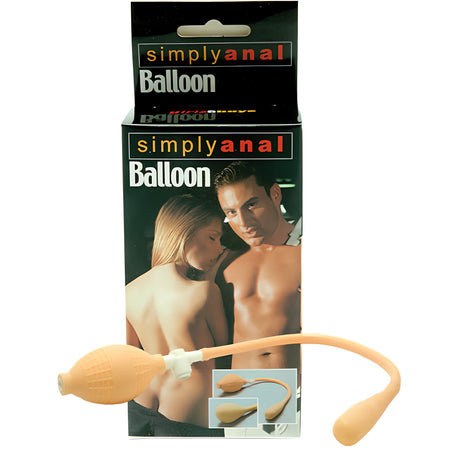 Опаковката на Simply Anal Balloon с надписи и двойка на корицата, а пред нея телесен надуваем разширител с помпа и маркуч