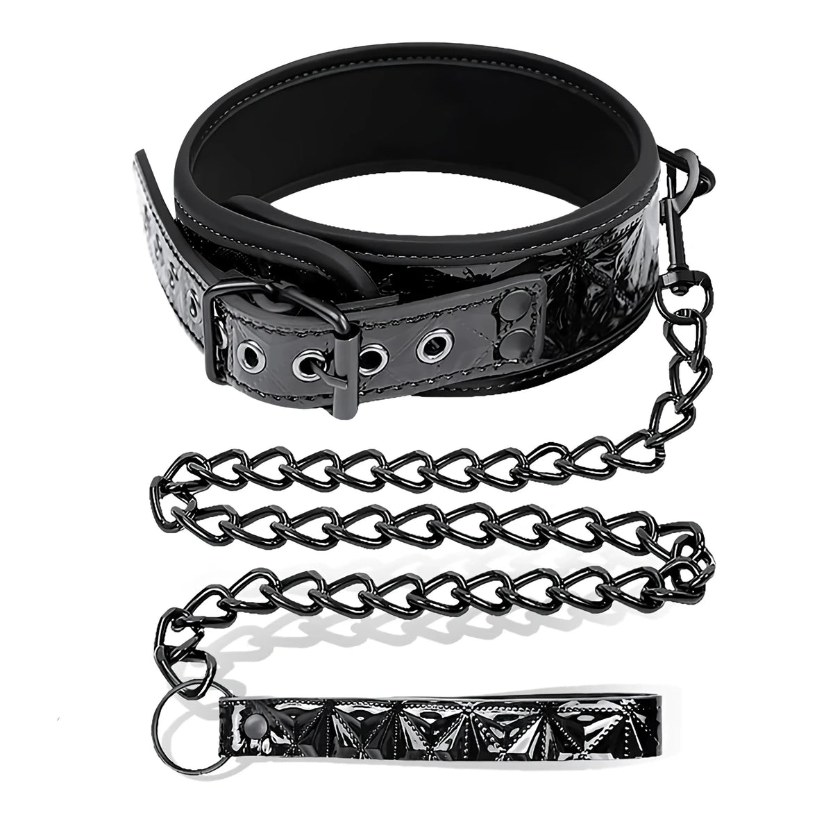 Нашийник Black Sapphire на IntoYou с катарама и капси, закачена метална верига и дръжка от черна лачена кожа с релефен шарен десен