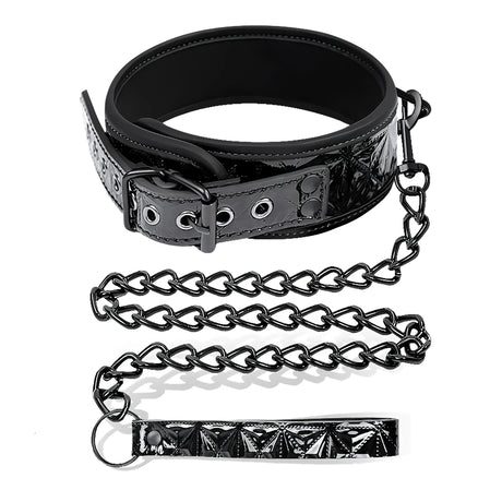 Нашийник Black Sapphire на IntoYou с катарама и капси, закачена метална верига и дръжка от черна лачена кожа с релефен шарен десен