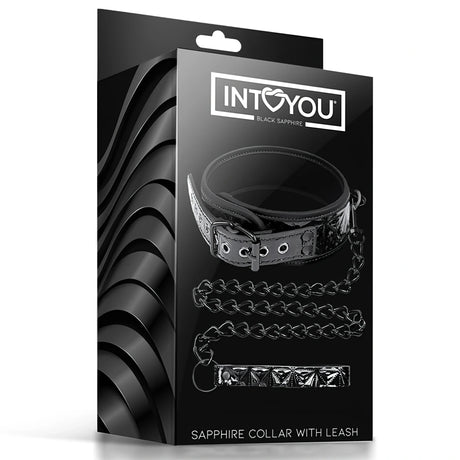 Черна кутия на нашийник с каишка Black Sapphire на IntoYou, с надпис Sapphire Collar with Leash и нашийник с верига на лицевата страна