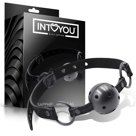 Наустник Black Sapphire на IntoYou с перфорирана черна топка и каишка с катарами до черната си опаковка