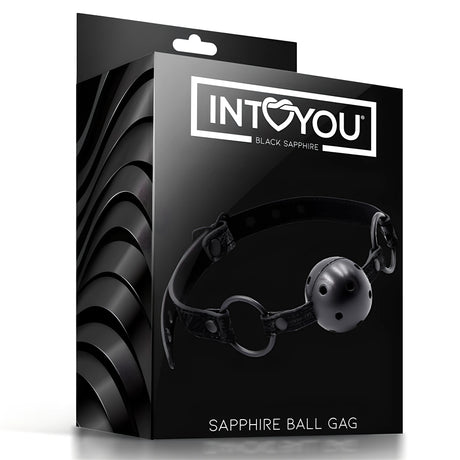 Черна кутия на наустник Black Sapphire на IntoYou с изображение на черна перфорирана топка с каишка и пръстени