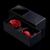 Отворена черна кутия на Rose Ball Gag на Zalo с червена силиконова роза и червен наустник с топка, до капак със златен десен