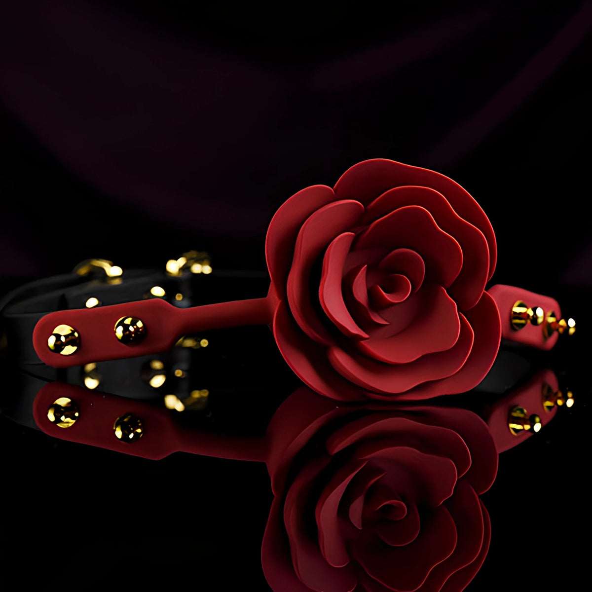 Наустник Rose Ball Gag на Zalo: червена силиконова роза с червена каишка със златисти нитове върху черна лъскава повърхност