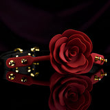 Наустник Rose Ball Gag на Zalo: червена силиконова роза с червена каишка със златисти нитове върху черна лъскава повърхност