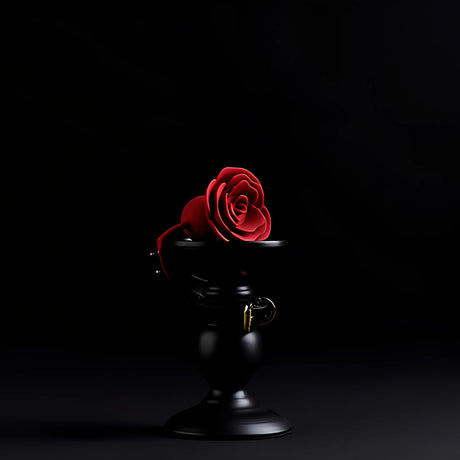 Наустник Zalo Rose Ball Gag с червена силиконова роза, поставен върху черна поставка на тъмен фон