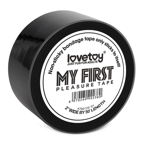 Незалепваща BDSM лента Lovetoy в черно – ролка с бял етикет „My First Pleasure Tape“, 2 инча широчина и 50 фута дължина
