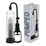 Пенис помпа Basic Pump 2 на Shots с прозрачен цилиндър, черен маркуч и дръжка, до бялата кутия с надпис Pumped