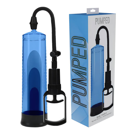 Пенис помпа Basic Pump 2 Blue: прозрачен син цилиндър с черен маркуч и дръжка, до кутията с надпис PUMPED