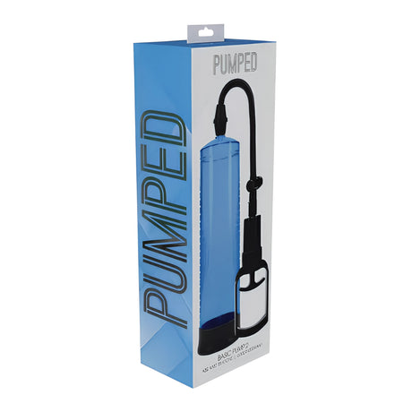 Кутия на помпата Basic Pump 2 Blue на Pumped в ъглов изглед: синя страна с надпис PUMPED и прозрачен цилиндър с черна дръжка и маркуч