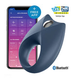Синият вибриращ пръстен Satisfyer Royal One пред телефон с приложението Satisfyer, с отличие CES TWICE Picks и лого на Bluetooth
