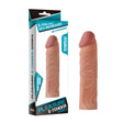 Пенис удължител Pleasure X-Tender на Lovetoy в телесен цвят до кутията си с надпис за 30% по-голям обиколен размер и удължаване с 2,5 см