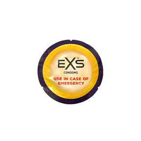 Кръгла опаковка на презерватив EXS с жълт център и надпис „Use in case of emergency“ върху тъмнолилав кант