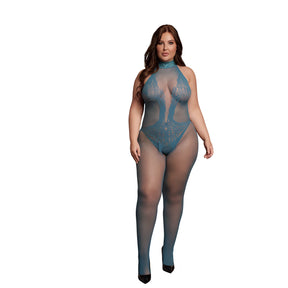 Модел в синьо мрежесто боди Le Desir с дантелени мотиви и яка с гол гръб, plus size, предна гледка в цял ръст с черни обувки