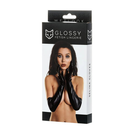 Кутия на дълги черни ръкавици Selina Wetlook на Glossy Fetish Lingerie с модел, носеща ръкавиците, и надпис Selina Gloves