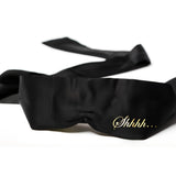 Черна сатенена лента за очи Shhh Blindfold с дълги връзки и златен надпис „Shhhh…“ върху широката част, страничен изглед