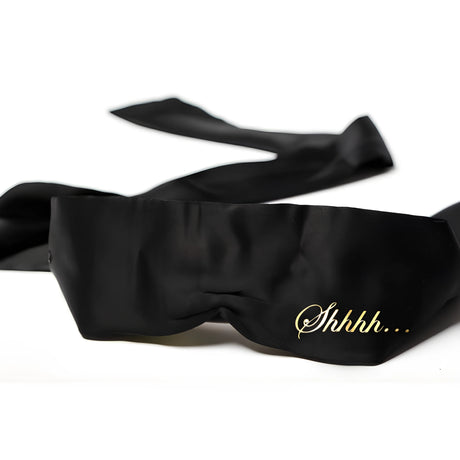 Черна сатенена лента за очи Shhh Blindfold с дълги връзки и златен надпис „Shhhh…“ върху широката част, страничен изглед