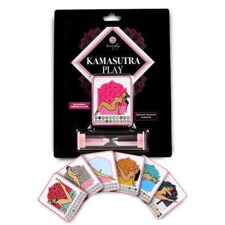 Опаковка на играта Kamasutra Play на Secret Play с пясъчен часовник и карти, а отпред са разпръснати шест илюстровани карти