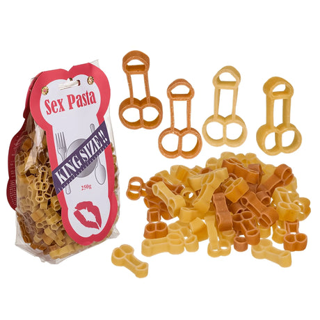 Новелти паста Sex Pasta King Size, 250 г: опакована в прозрачен плик с червен етикет, до нея макарони в два цвята с форма на фалос