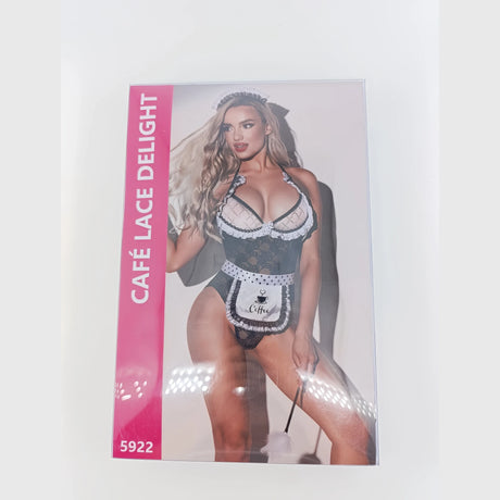 Кутия на костюм на прислужничка „Café Lace Delight“, модел 5922, с модел в черно-бяло дантелено боди, престилка и диадема