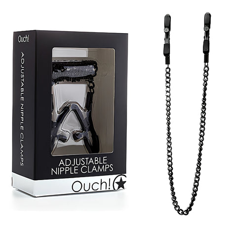 Щипки за зърна Ouch! Black в черна кутия с надпис Adjustable Nipple Clamps до тях, с дълга черна метална верижка