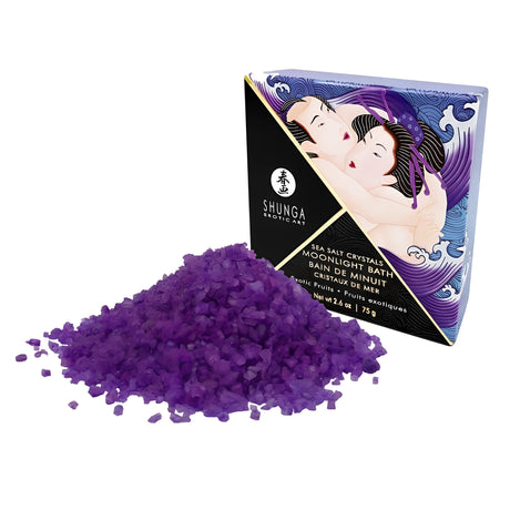 Соли за вана Shunga Moonlight Bath, вариант Exotic Fruits: кутия с японска илюстрация и купчинка лилави кристали пред нея
