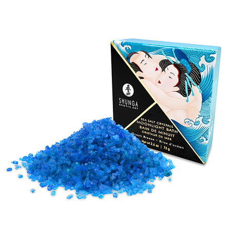 Соли за вана Shunga Moonlight Bath Ocean Breeze 75 g: синя кутия с илюстрация на вълни и купчинка сини кристали пред нея