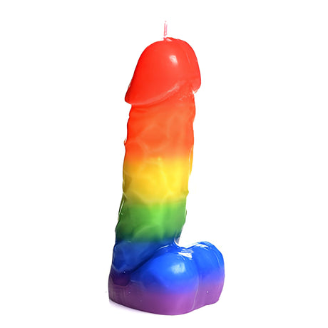 Свещ Pride Pecker в цветовете на дъгата – червено, оранжево, жълто, зелено, синьо и лилаво, с фитил отгоре, на бял фон